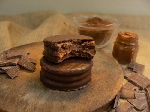 Alfajor regional entrerriano sabor cacao con dulce de leche y chocolate